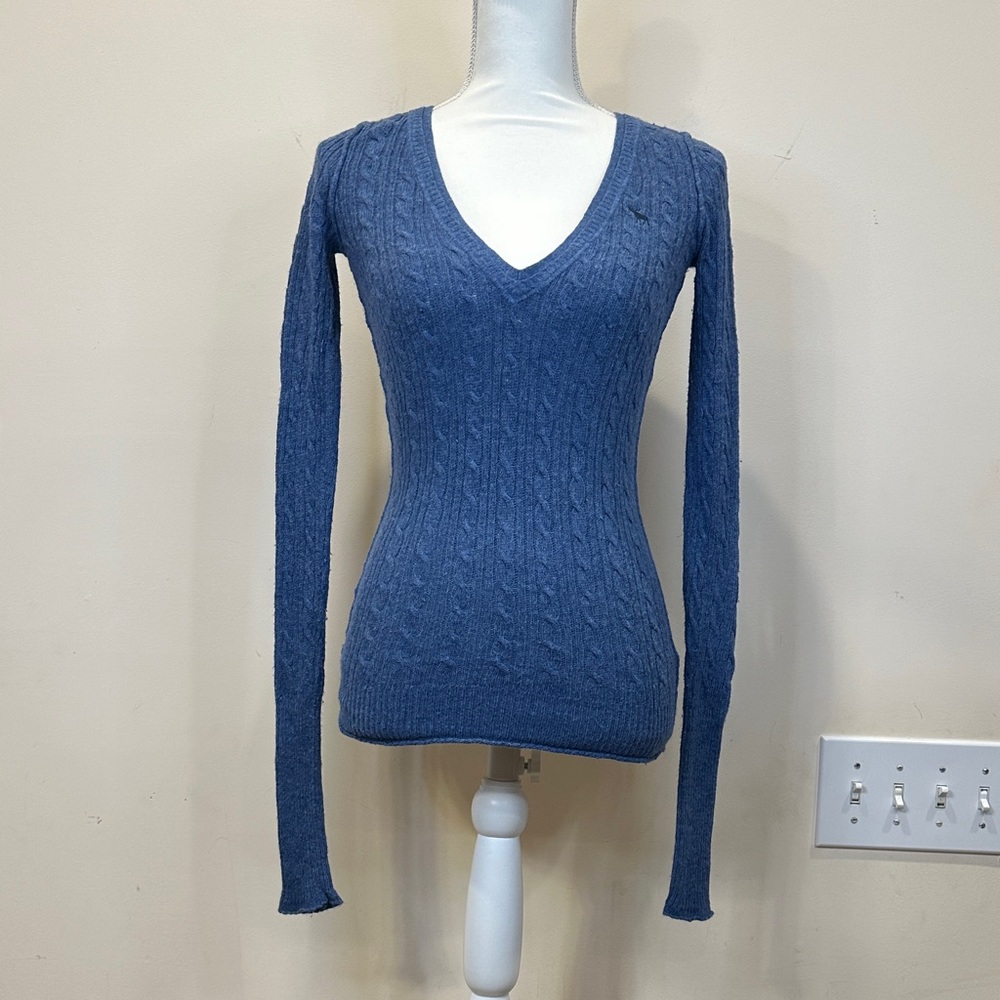 Abercrombie & Fitch Blue V-Neck Cable knit Sweater size small